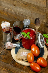 Barattolo di vetro con passata di pomodoro e pomodori pelati