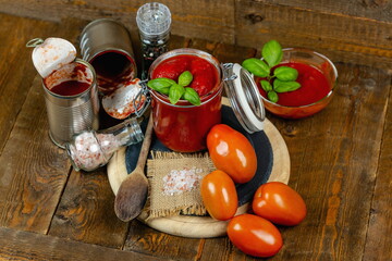  Barattolo di vetro con passata di pomodoro e pomodori pelati