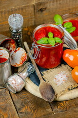 Barattolo di vetro con passata di pomodoro e pomodori pelati