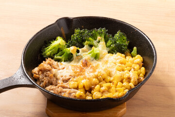 ブロッコリー　コーン　ツナ　チーズ焼き