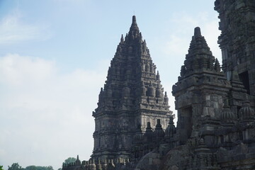 Obraz premium The Main Spire of Prambanan Temple under a Clear Morning Sky