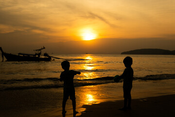 夕日と遊ぶ子供