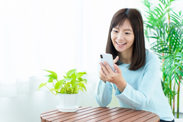 スマートフォンを使う女性