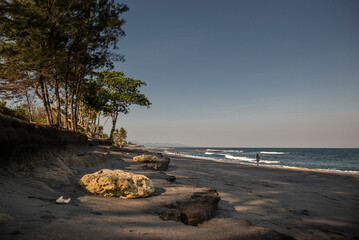 Czarna plaża na wyspie Bali - podróże po Bali © Anna