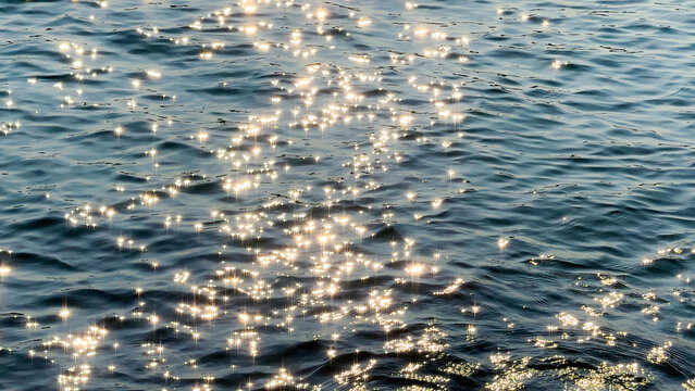 陽光がきらめく海面の輝き