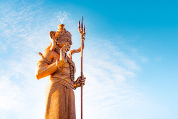 Obraz premium Mangal Mahadev Statue: Lord Shiva radiates serenity under blue sky