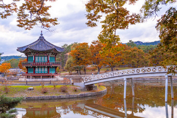 Obraz premium The most beautiful Viewpoint gyeongbokgung palace, panoramic, tourist attractions in the city park of seoul City, Asia business concept image,panoramic modern cityscape building in korea. 