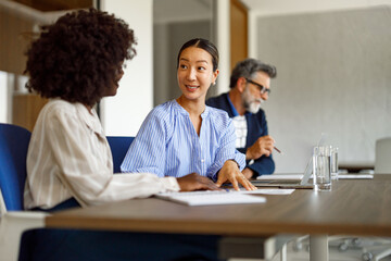 Obraz premium Female accountants discussing business budget together during strategic planning meeting in modern office