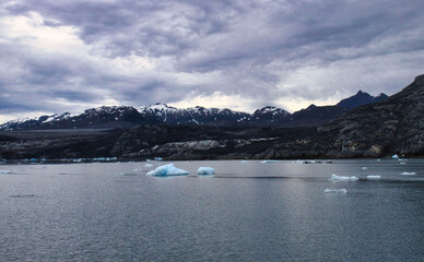 Obraz premium Icebergs in the water near Valdez
