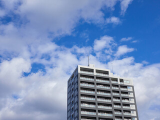 綺麗な青空と日本の住宅地の高層マンションの風景