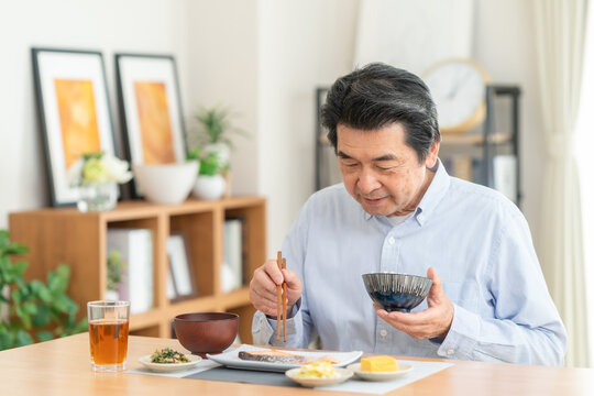 家で食事をするミドルの男性