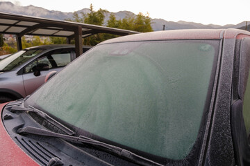 凍り付いた車のボディ　寒冷地