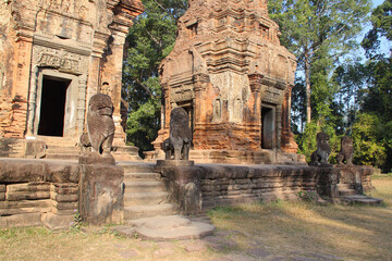 Obraz premium ruined ancient hindu and buddhist khmer temple (preah ko) in angkor in siem reap in cambodia 