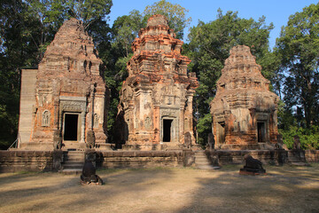 Obraz premium ruined ancient hindu and buddhist khmer temple (preah ko) in angkor in siem reap in cambodia 