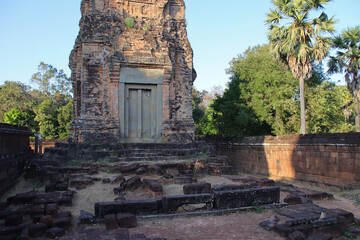 Naklejka premium ruined ancient hindu and buddhist khmer temple (pre rup) in angkor in siem reap in cambodia 