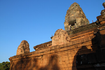 Obraz premium ruined ancient hindu and buddhist khmer temple (pre rup) in angkor in siem reap in cambodia 