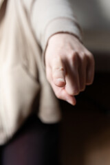 指をさすポーズ