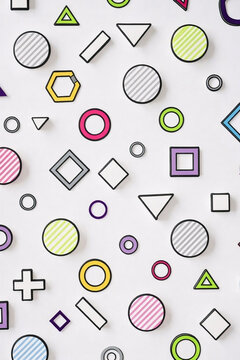 Bentuk geometris yang cerah dalam warna pastel di atas latar belakang putih.