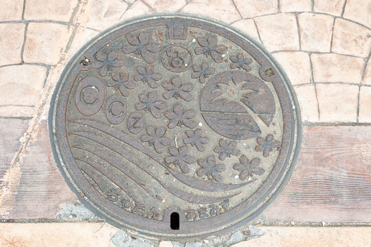Manhole cover with pretty decorations