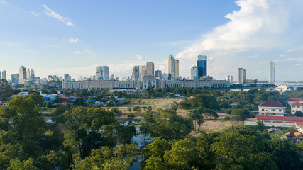 Obraz premium Skyline cityscape view of the river waterfront of Phnom Penh with the Tonle Sap and Mekong river located in Phnom Penh, Cambodia.