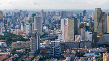 Obraz premium Skyline cityscape view of the river waterfront of Phnom Penh with the Tonle Sap and Mekong river located in Phnom Penh, Cambodia.