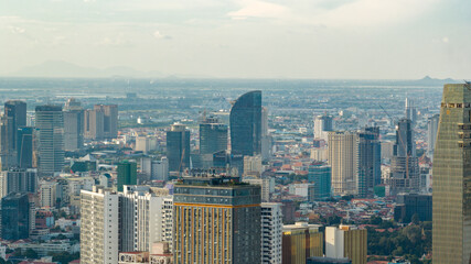Obraz premium Skyline cityscape view of the river waterfront of Phnom Penh with the Tonle Sap and Mekong river located in Phnom Penh, Cambodia.