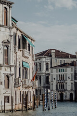 Naklejka premium Historische Architektur in Venedig, Fassaden venezianischer Palazzi am Kanal, prachtvolle Gebäude der Renaissance und Gotik, Weltkulturerbe Italien, Details der Architektur.