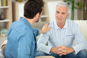 Obraz premium man reassuring friend with hand on his shoulder