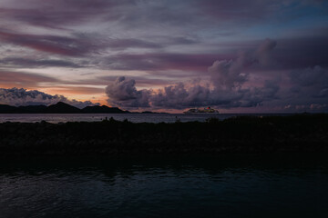 Obraz premium Purple Sunset over Open Water Seen from Marina, Seychelles