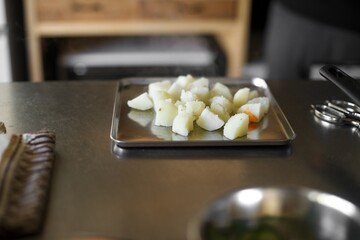 茹で上がったじゃがいもをトレーに乗せたところ