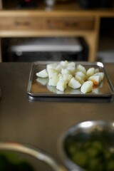 茹で上がったじゃがいもをトレーに乗せたところ