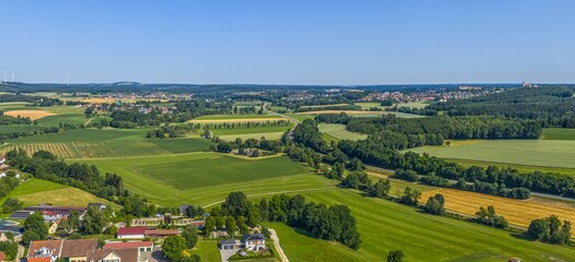 Obraz premium Das Jagsttal rund um Schwabsberg im württembergischen Ostalbkreis aus der Vogelperspektive