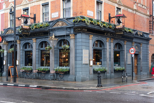 Traditional english pub in Earl's Court, London