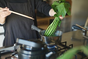 ほうれん草を鍋で茹でているところ