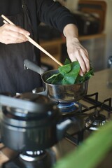 ほうれん草を鍋で茹でているところ