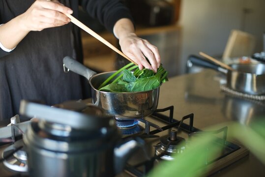 ほうれん草を鍋で茹でているところ