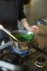 ほうれん草を鍋で茹でているところ