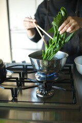 ほうれん草を鍋で茹でているところ
