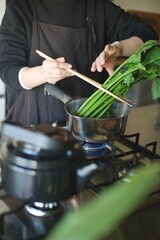 ほうれん草を鍋で茹でているところ