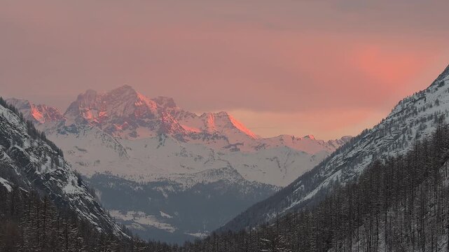 Sunrise towards Grand Combin, the highest peak in the alpine range between Mont Blanc and Dent d&rsquo; H&eacute;rens