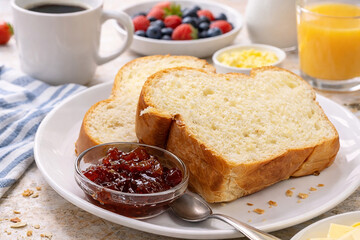 Petit d&eacute;jeuner gourmand avec brioche, confiture et caf&eacute;