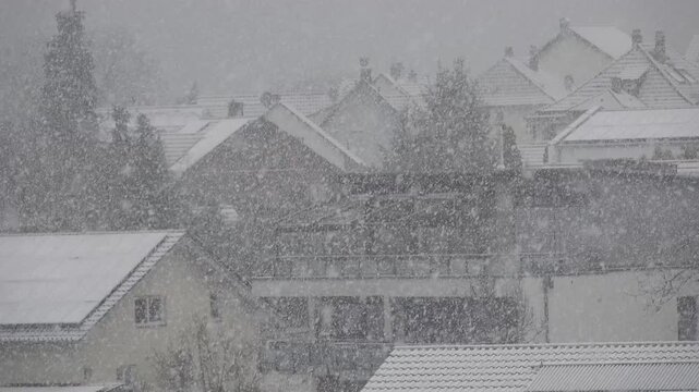 Sehr starker Schneefall &uuml;ber Pforzheim Huchenfeld am 2. Februar 2026 gegen 10 Uhr vormittags