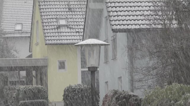 Eine Strassenlaterne im Winter bei kr&auml;ftigem Schneefall