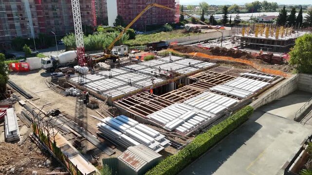 drone, immagini di cantiere, palazzo in costruzione in citt&agrave;. Campania. Italia.