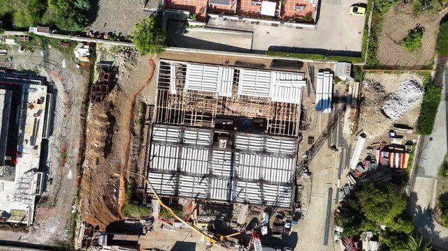 drone, immagini di cantiere, palazzo in costruzione in citt&agrave;. Campania. Italia.