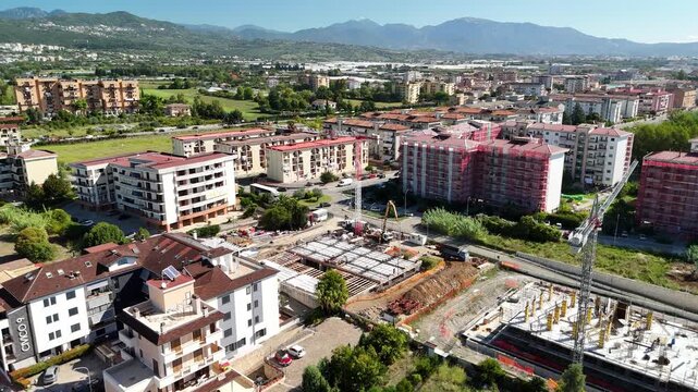 drone, immagini di cantiere, palazzo in costruzione in citt&agrave;. Campania. Italia.