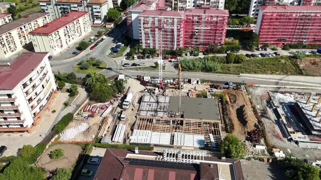 drone, immagini di cantiere, palazzo in costruzione in citt&agrave;. Campania. Italia.