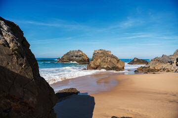 Obraz premium Rocks and waves on the Atlantic coast at Cabo da Roca, Portugal