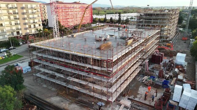 Ripresa aerea con drone di un palazzo in costruzione in area urbana della Campania, Italia. Cantiere edile con lavori in corso, sviluppo urbano, edilizia e infrastrutture in un contesto cittadino mod