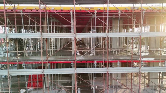 Ripresa aerea con drone di un palazzo in costruzione in area urbana della Campania, Italia. Cantiere edile con lavori in corso, sviluppo urbano, edilizia e infrastrutture in un contesto cittadino mod